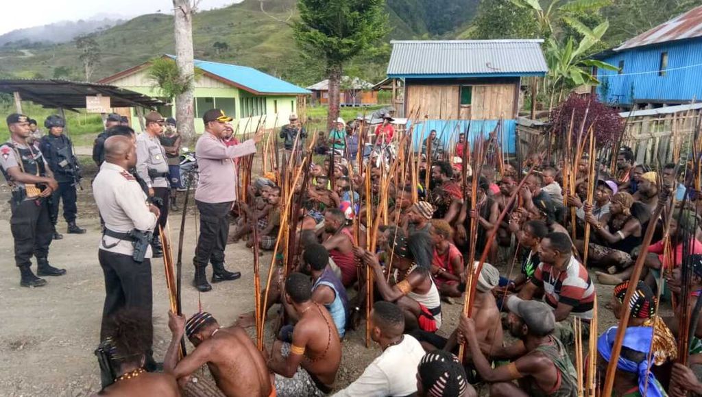 Kapolres Tolikara AKBP Leonard Akobiarek saat menghimbau penyelesaian konflik massa kepada salah satu kelompok warga yang bertikai di Distrik Bokondini, Kabupaten Tolikara, Papua Pegunungan (16/11/2018).