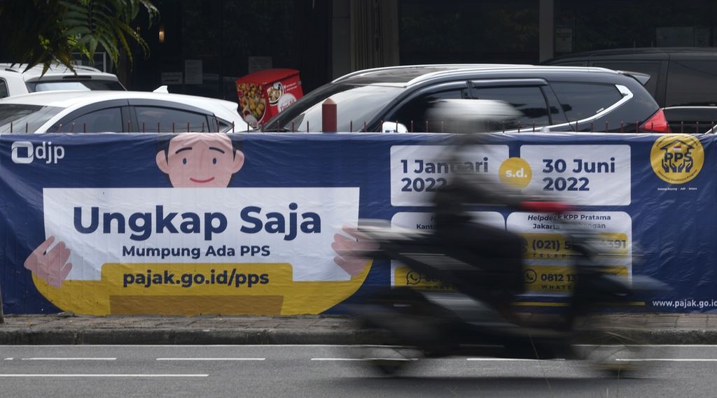 Spanduk sosialisasi pelaksanaan program pengungkapan sukarela (PPS) wajib pajak terpasang di kawasan Kembangan, Jakarta Barat, Selasa (21/6/2022). 