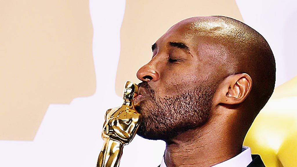 Kobe Bryant mencium Piala Oscar yang ia peroleh untuk Dear Basketball pada kategori Film Pendek Animasi Terbaik dalam penganugerahan Academy Awards di Hollywood, California, Senin (5/3) pagi WIB. 