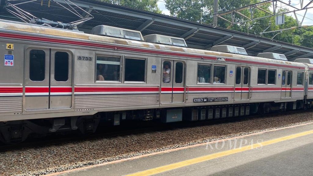 KRL Jabodetabek melintas di Stasiun Tebet, Jumat (30/8/2024).