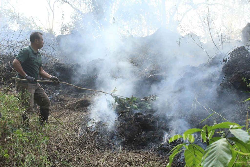 Petugas berupaya memadamkan api di Blok Karangsanggar, Desa Pasawahan, Kecamatan Pasawahan, Kabupaten Kuningan, Jawa Barat, Minggu (27/8/2023) sore. 