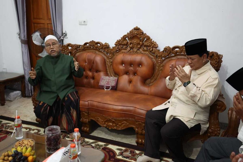 Ketua Umum Partai Gerindra Prabowo Subianto (kanan) melakukan safari silaturahmi Lebaran dengan mengunjungi Pondok Pesantren Attauhidiyah Giren Talang, Kabupaten Tegal, Jawa Tengah, Kamis (5/5/2022) malam. 