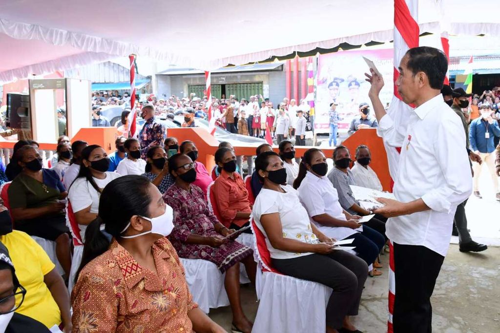 Presiden Joko Widodo membagikan bansos di Kabupaten Kepulauan Aru,  Maluku, Kamis (15/9/2022).