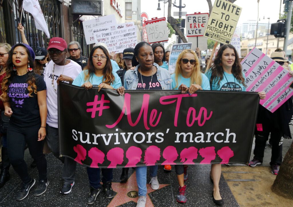 Sejumlah perempuan berunjuk rasa sambil memegang poster menentang serangan dan pelecehan seksual dalam gerakan #MeToo di Hollywood, Los Angele, pada November 2017. 
