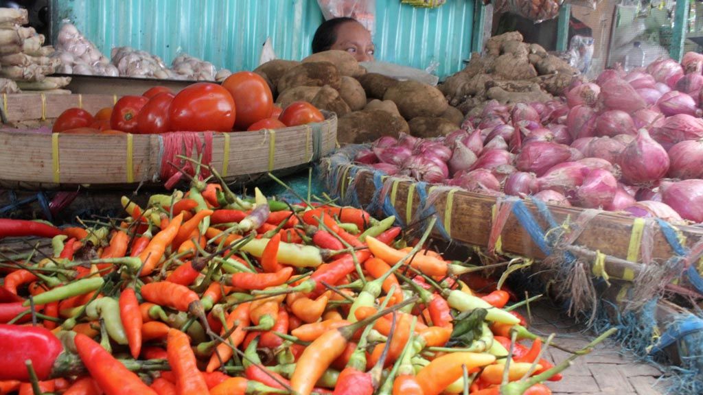 Seorang pedagang sayur di Pasar Wonokromo, Surabaya, Jawa Timur, menjaga dagangannya, Rabu (1/2). Harga cabai rawit di pasar tersebut mencapai Rp 120.000 per kilogram sejak Senin (30/1) lalu, dari sebelumnya Rp 100.000 per kg.