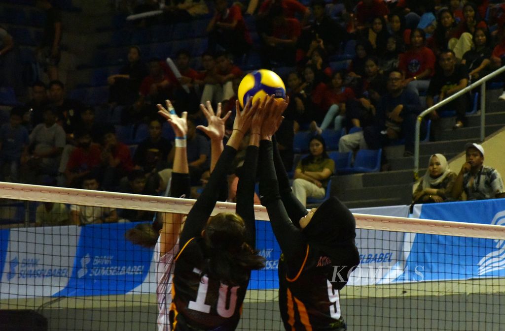 The match between Jakarta Popsivo Polwan (in black) and Bandung BJB Tandamata on the first day of the 2024 Proliga series in Palembang, South Sumatra, at the Palembang Sport and Convention Center on Thursday (9/5/2024).