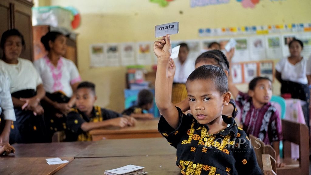 Siswa kelas 1 mengikuti kegiatan belajar mengajar di Sekolah Dasar Inpres (SDI) Wudu, Kelurahan Rega, Boawe, Kabupaten Nagekeo, Nusa Tenggara Timur, Kamis (9/2/2023). Mereka mendapat mendapat materi pembelajaran dengan pendekatan bahasa ibu.