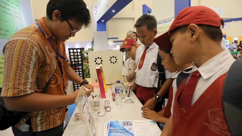 Ekspo Sains IndonesiaSiswa sekolah menyimak presentasi mengenai kinerja robot hidrolis dalam Indonesia Science Expo 2018 di Indonesia Convention Exhibition (ICE) BSD, Tangerang, Banten, Sabtu (3/11/2018). 