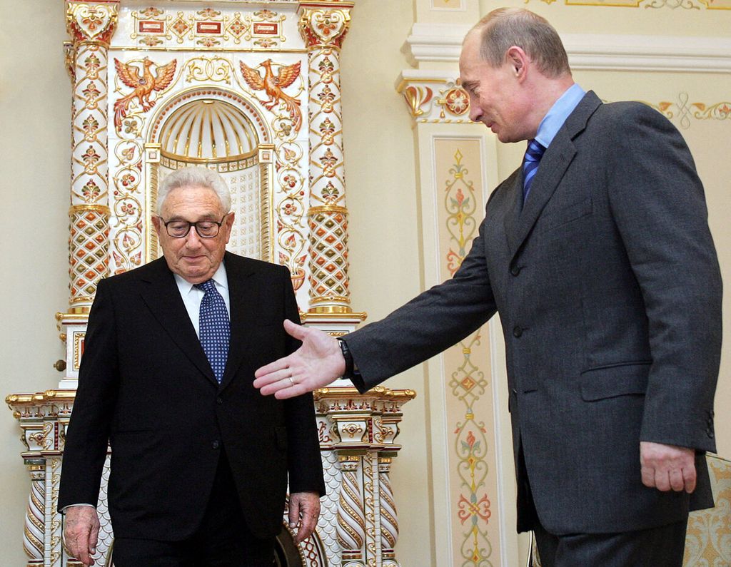 Presiden Rusia Vladimir Putin (kanan) menyambut kedatangan mantan Menteri Luar Negeri AS Henry Kissinger dalam pertemuan mereka di kediaman Novo-Ogaryovo di luar Moskwa, Rusia, 6 Juni 2006. 