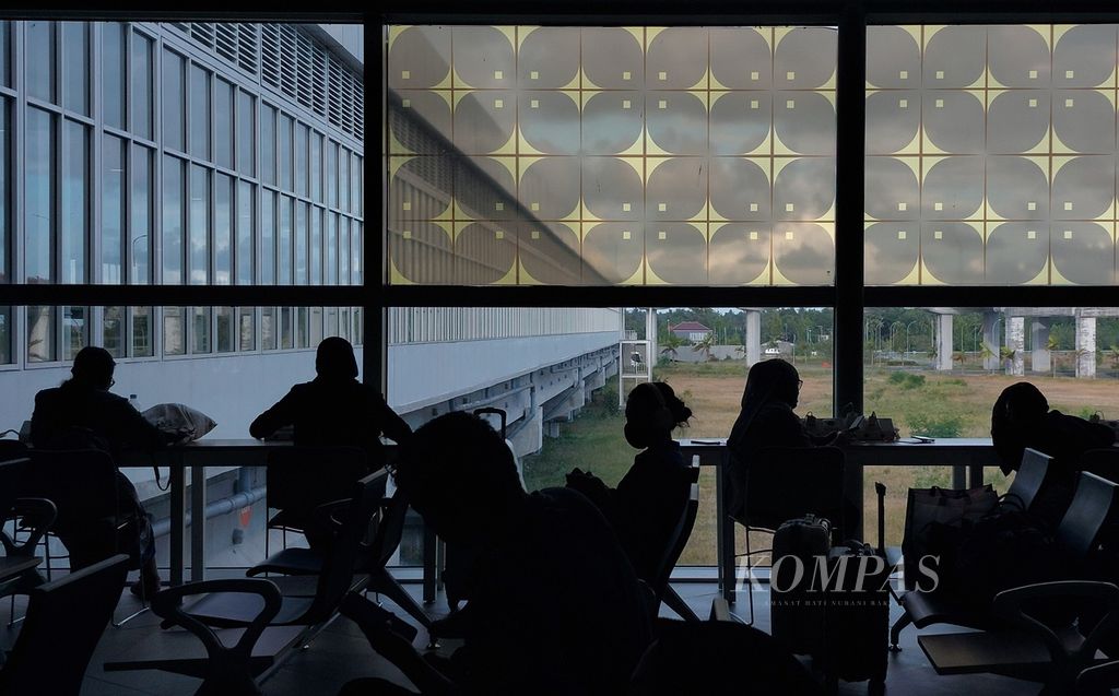 Penumpang menunggu keberangkatan kereta bandara di Stasiun Bandara Internasional Yogyakarta, Kulon Progo, Daerah Istimewa Yogyakarta, Selasa (27/6/2023). 