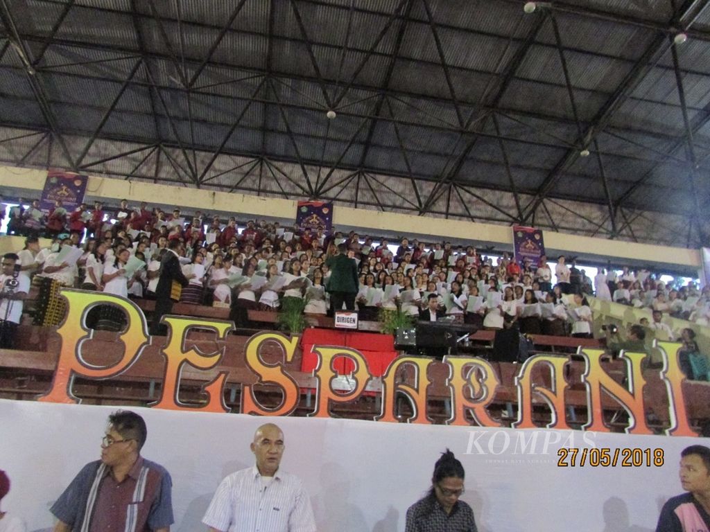 Kontingen dari Kota Kupang sedang membawakan lagu-lagu dalam misa penutupan Pesparani NTT di Kota Kupang. Kota Kupang sebagai salah satu kontingen yang berhasil lolos dalam Pesparani Nasional di Ambon 27 Oktober-2 November 2018 lalu. 