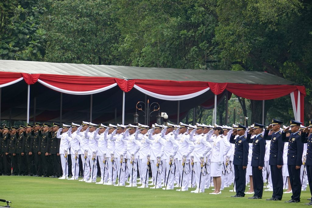Calon perwira remaja dari tiga matra TNI di Upacara Prasetya Perwira (Praspa) TNI-Polri tahun 2023 yang digelar di halaman Istana Merdeka, Jakarta, pada Rabu (26/7/2023).