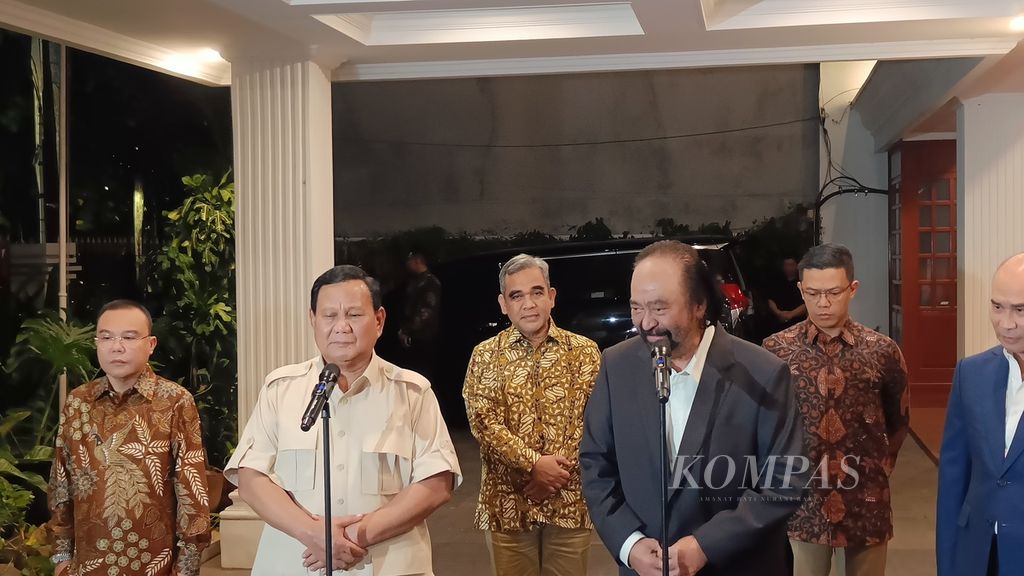 Ketua Umum Partai Nasdem Surya Paloh menemui Ketua Umum Partai Gerindra sekaligus presiden terpilih Prabowo Subianto di kediaman Prabowo di Jalan Kertanegara IV, Jakarta Selatan, Kamis (15/8/2024).