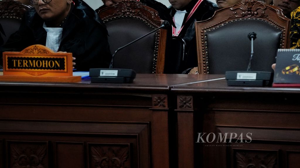 Kursi yang seharusnya ditempati perwakilan komisioner Komisi Pemilihan Umum kosong saat digelar sidang PHPU pemilihan legislatif panel 3 di Mahkamah Konstitusi, Jakarta, Kamis (2/5/2024). 