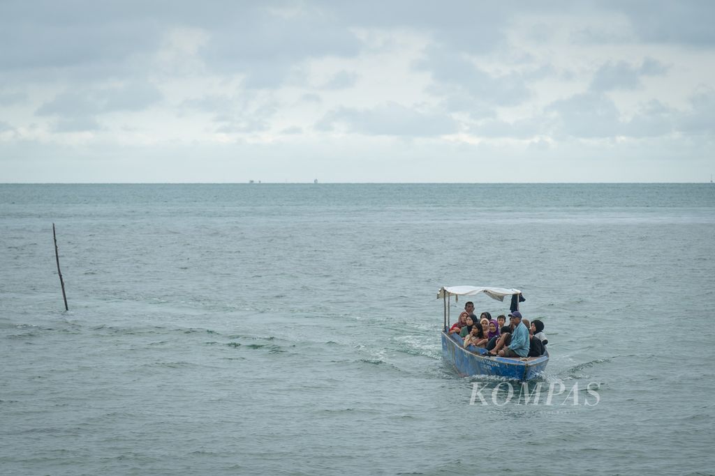 Sebuah perahu yang mengangkut sejumlah warga tiba di Pulau Lampu, Kecamatan Galang, Kota Batam, Kepulauan Riau, Sabtu (1/10/2022).