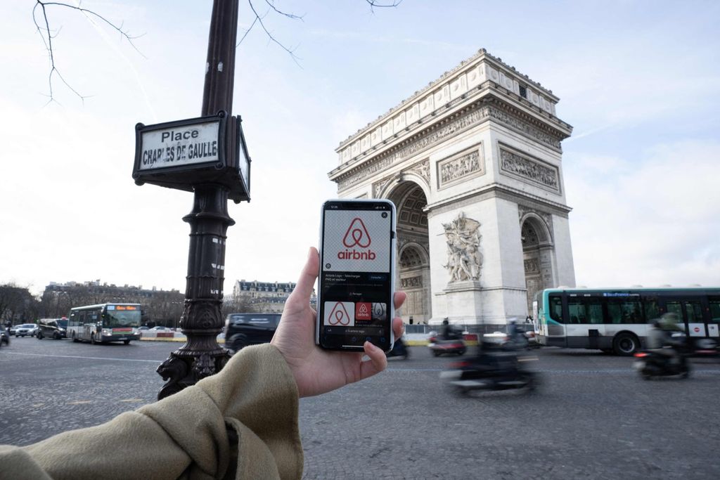 Ponsel dengan aplikasi penyewaan ruang terlihat dekat Arc de Triomphe di Paris, Perancis, 2 Februari 2024.