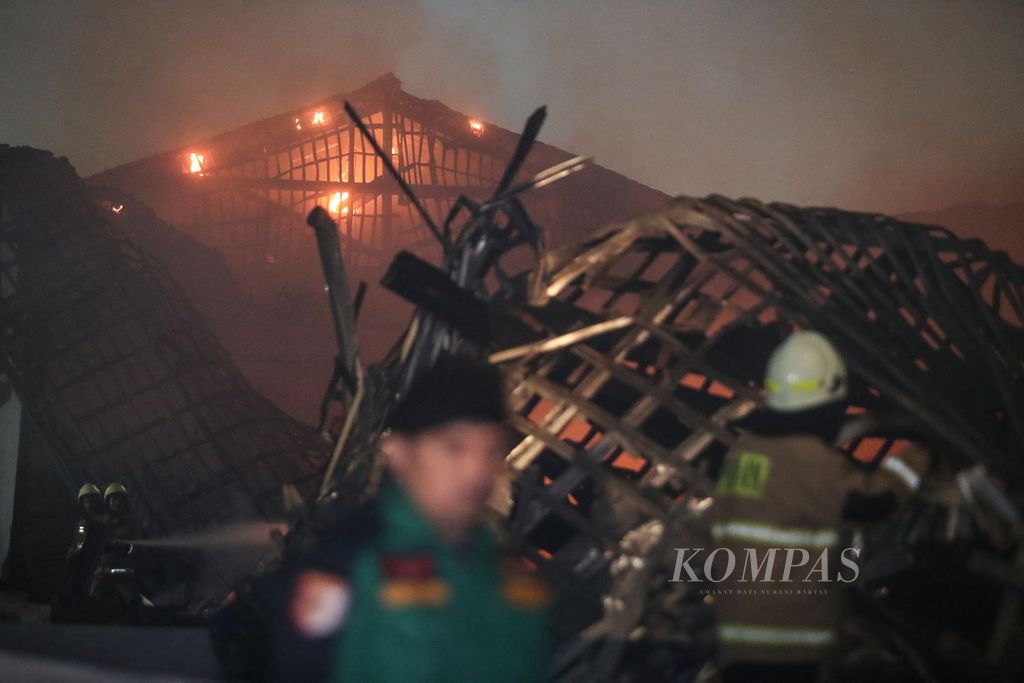 Api masih membakar bangunan di Museum Nasional, Jakarta, Sabtu (16/9/2023). Kebakaran yang melanda Museum Nasional pada Sabtu malam mengakibatkan bangunan di belakang gedung rubuh. 