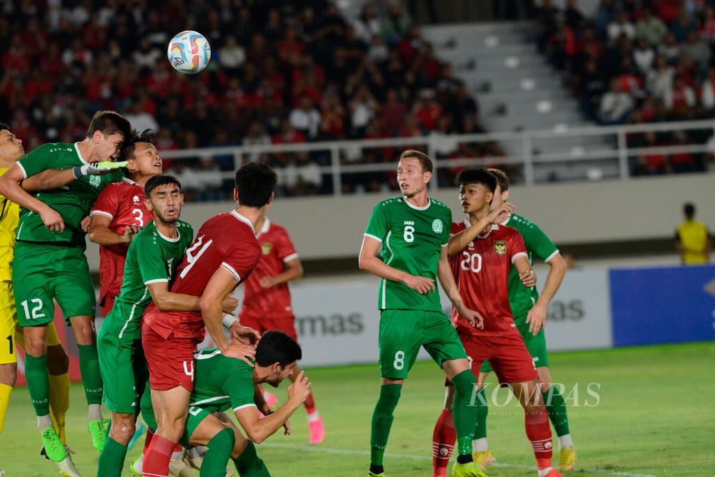 Pemain Indonesia U-23 berusaha menembus pertahanan dari pemain Turkmenistan pada babak Kualifikasi Piala Asia U-23 2024 di Stadion Manahan, Kota Surakarta, Selasa (12/9/2023). 