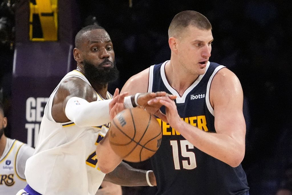 Los Angeles Lakers basketball player, LeBron James, tries to grab the ball controlled by Denver Nuggets basketball player, Nikola Jokic, in the fourth match of the first round of the Western Conference playoffs between the Lakers and the Denver Nuggets in Los Angeles, Sunday (28/4/ 2024) morning WIB.