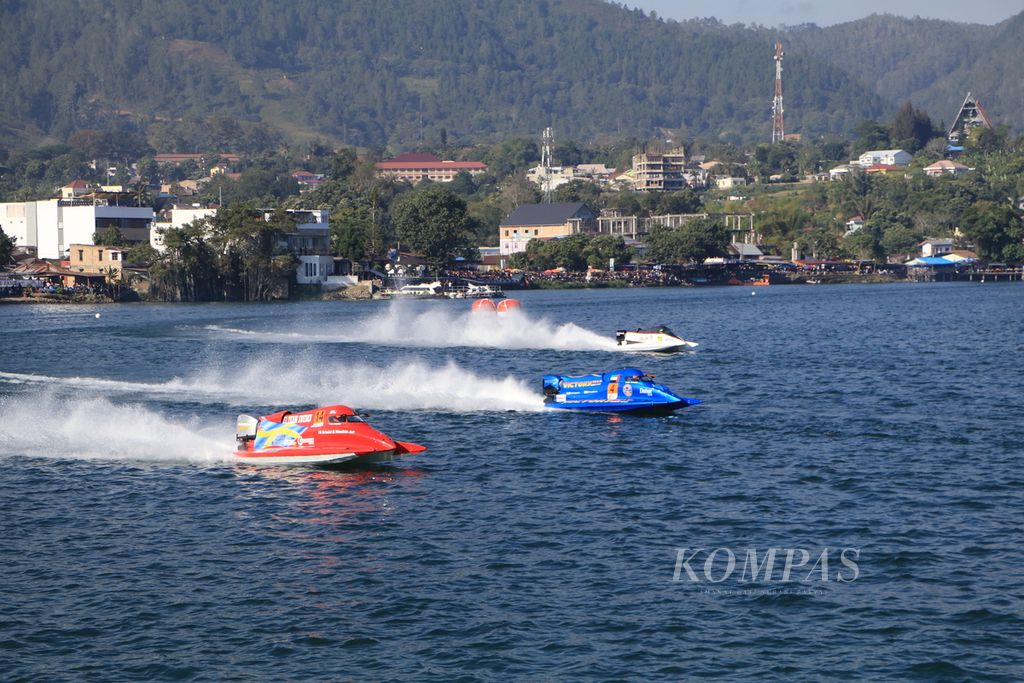 Suasana sesi kualifikasi Kejuaraan Dunia Perahu Motor Formula 1 di perairan Danau Toba, Balige, Kabupaten Toba, Sumatera Utara, Minggu (26/2/2023). Danau Toba kembali menjadi tempat ajang kejuaraan <i>powerboat</i> tahun ini. 