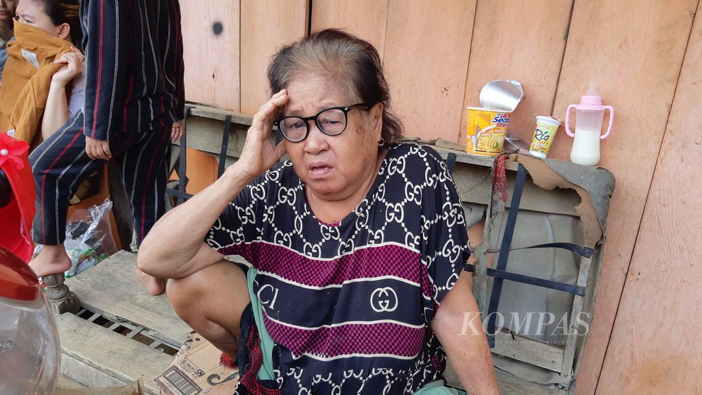 Pode (60) duduk termangu di tepian jalan setelah rumahnya hanyut disapu banjir bandang di Desa Konaweha, Samaturu, Kolaka, Sulawesi Tenggara, Minggu (21/1/2024). Banjir di Kolaka menghanyutkan tiga rumah dan merendam ribuan rumah lainnya. 