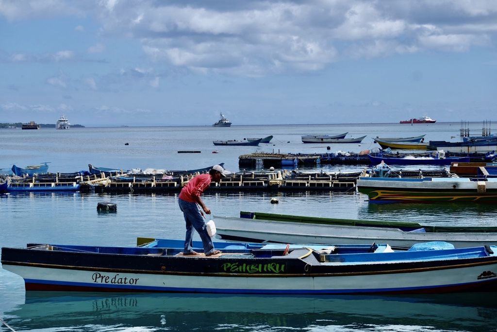 Nelayan memeriksa perahu di Kampung Mola, Wakatobi, Sulawesi Tenggara, Rabu (8/6/2022). Sebanyak 525 sertifikat tanah akan dibagikan pemerintah ke warga Kampung Mola di pesisir Wakatobi. Sebagian besar mereka tinggal di rumah semipermanen yang dibangun di atas laut.