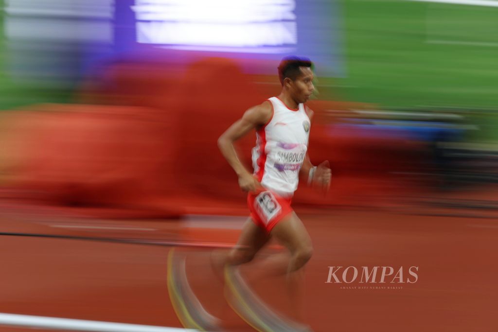 Pelari jarak jauh Indonesia, Rikki Marthin Luther Simbolon, beraksi dalam nomor lari 10.000 meter putra Asian Games Hangzhou 2022 di Stadion Utama Hangzhou, Provinsi Zhejiang, China, Sabtu (30/9/2023). Simbolon berada di urutan ke-9 dengan catatan waktu 30 menit 56,6 detik. 