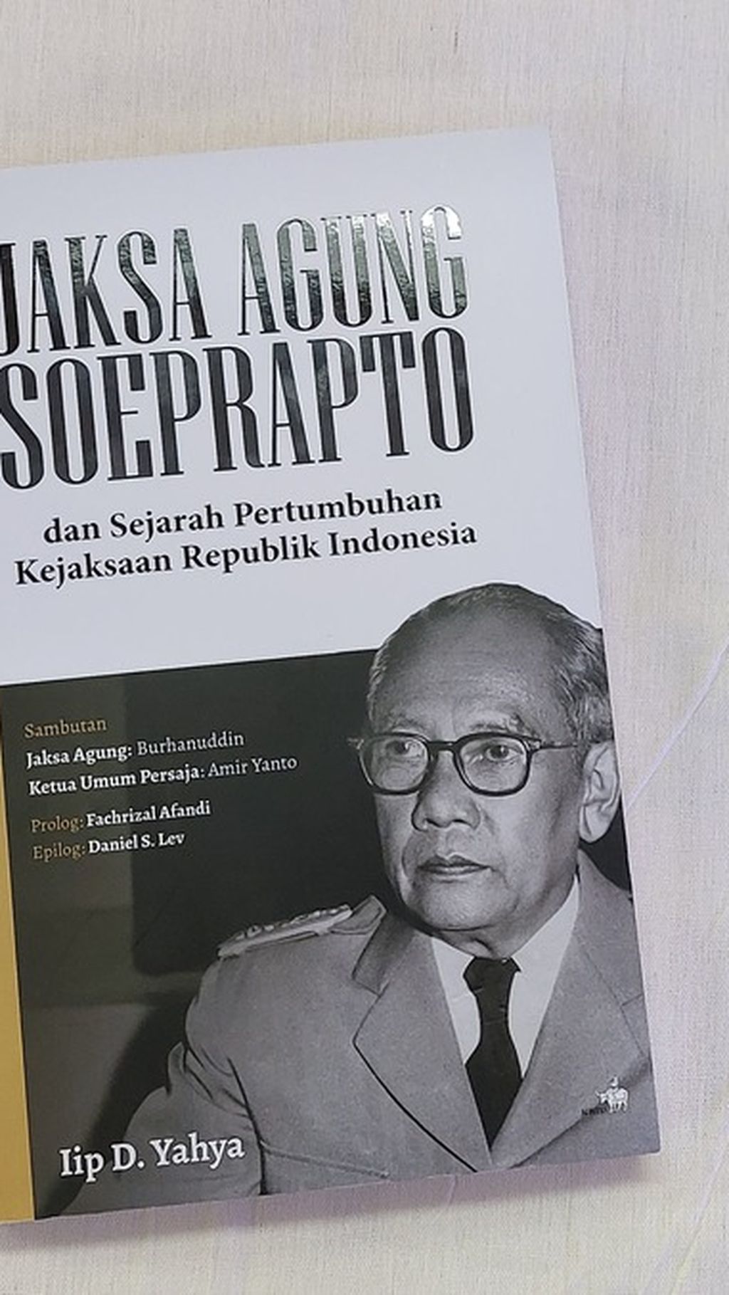 Halaman muka buku berjudul 'Jaksa Agung Soeprapto dan Sejarah Pertumbuhan Kejaksaan Republik Indonesia'