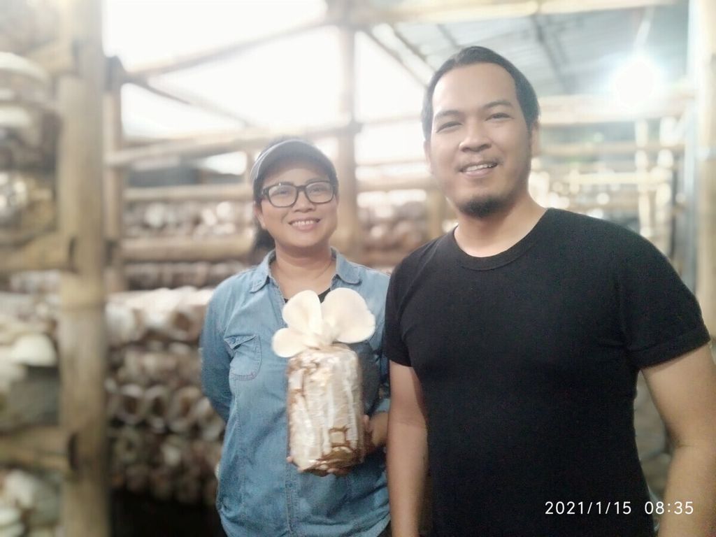 Seniman keramik Endang Lestari (44), bersama suami, Sudjud Dartanto (44), berada di kumbung atau rumah jamur di studionya di Yogyakarta.