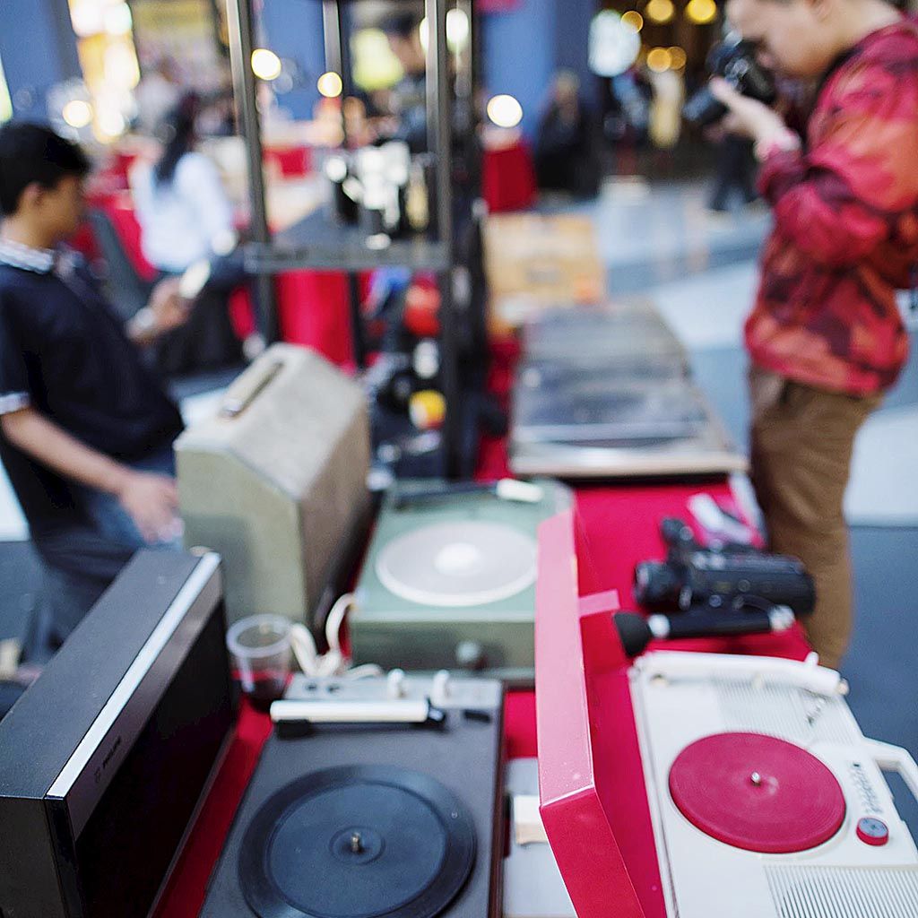 Beragam koleksi yang berhubungan dengan musik dari berbagai era dipamerkan dalam Musik Bagus Day di Cilandak Town Square, Jakarta, Kamis (9/3). Kegiatan ini digelar sekaligus untuk memperingati Hari Musik Nasional setiap tanggal 9 Maret.
