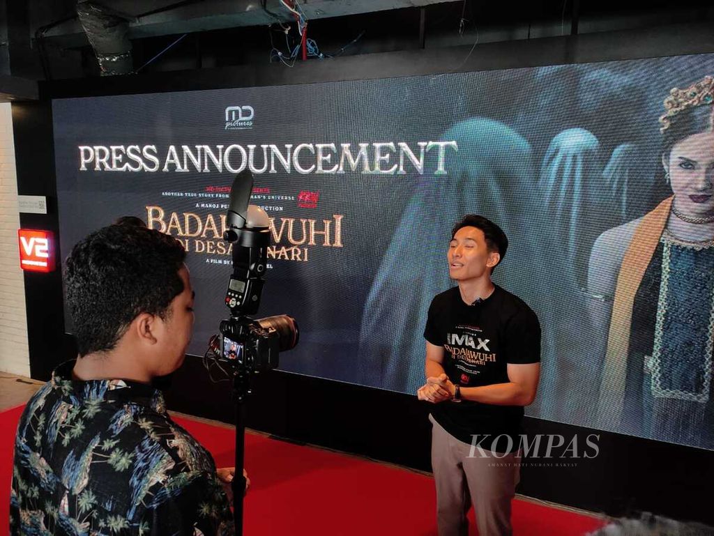 Ardit Erwandha yang membintangi <i>Badarawuhi di Desa Penari</i> mengutarakan keterangannya seusai konferensi pers film horor tersebut di Jakarta, Kamis (14/3/2024).