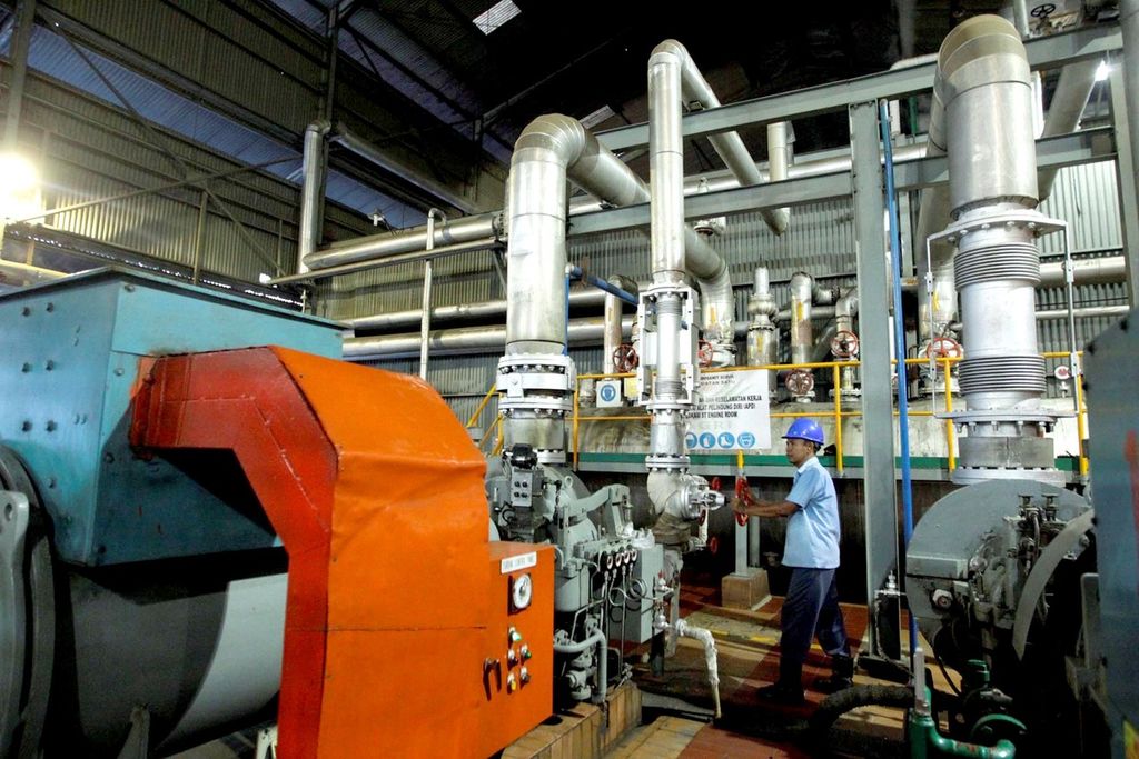 Pekerja mengawasi mesin saat pemrosesan tandan buah segar kelapa sawit menjadi <i>crude palm oil </i>(CPO) di Pabrik Buatan I milik Asian Agri di Kabupaten Siak, Riau, beberapa waktu lalu.