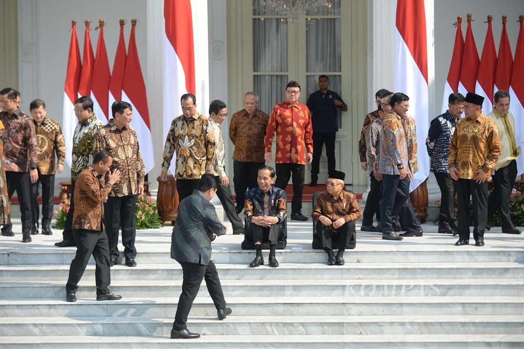 Presiden Joko Widodo bersama Wakil Presiden Maâ??ruf Amin bersiap untuk mengumumkan nama menteri yang akan dilantik, di Istana Merdeka, Rabu (23/10/2019). Hari itu, Presiden Joko Widodo mengumumkan susunan kabinet pemerintahannya yang diberi nama Kabinet Indonesia Maju. 
