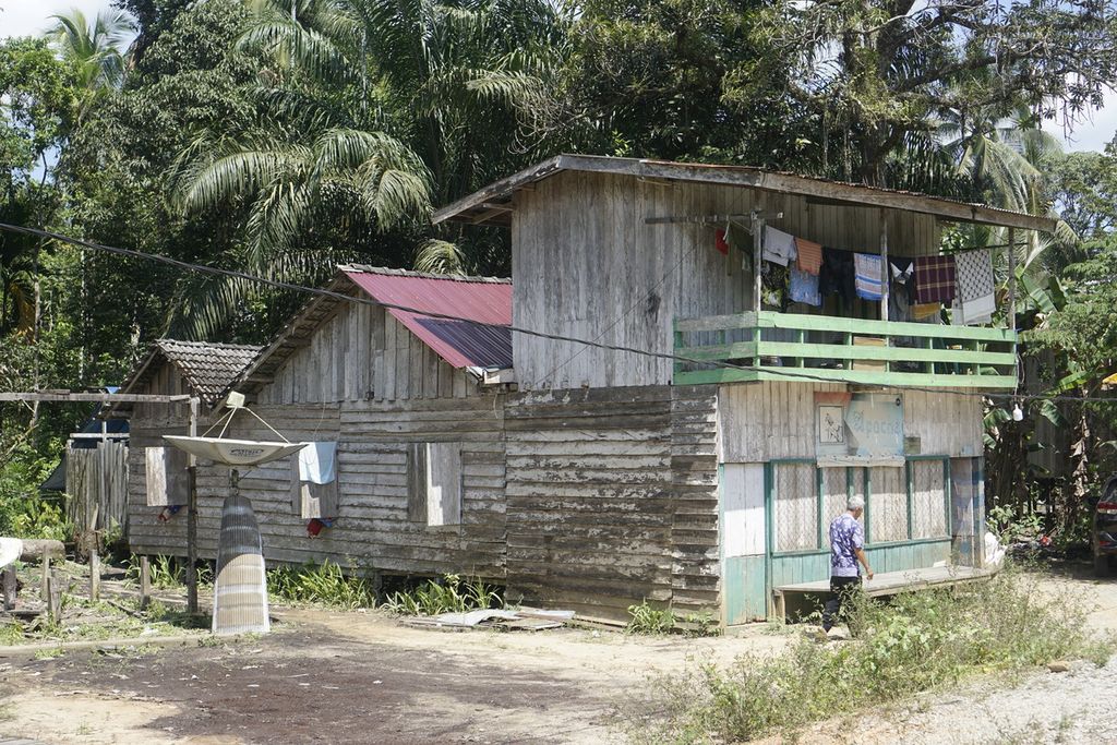 Bentuk rumah salah satu suku Balik di Kelurahan Sepaku, Kecamatan Sepaku, Penajam Paser Utara, Kalimantan Timur, Senin (6/6/2022).