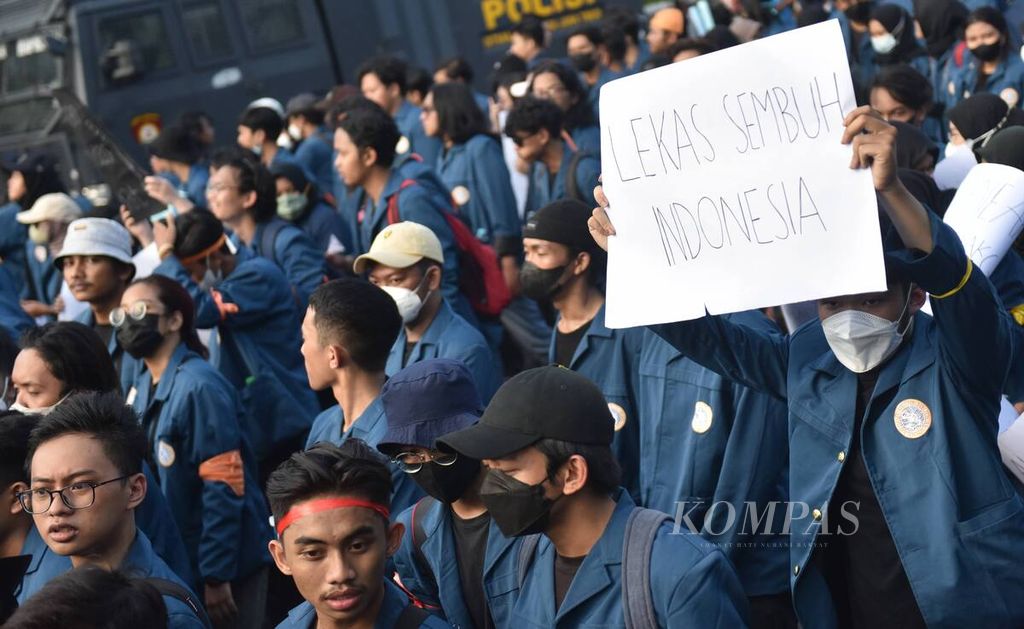 Mahasiswa yang tergabung dalam Aliansi BEM Surabaya berunjuk rasa di depan Kantor DPRD Jawa Timur, Kota Surabaya, Kamis (14/4/2022). Sebanyak 4.000 personel dikerahkan untuk mengawal aksi unjuk rasa tersebut. Sejumlah tuntutan mereka suarakan dalam aksi tersebut. Salah satu tuntutan agar pemerintah dapat menekan harga-harga yang saat ini melambung tinggi.