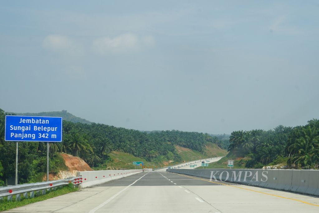 Situasi tol ruas Bengkulu-Taba Penanjung sejauh 16,7 Kilometer, Rabu (19/7/2023). Tol dengan nilai pembangunan mencapai Rp 4,7 triliun ini diharapkan dapat meningkatkan mobilitas masyarakat dan mendorong pertumbuhan ekonomi Bengkulu.