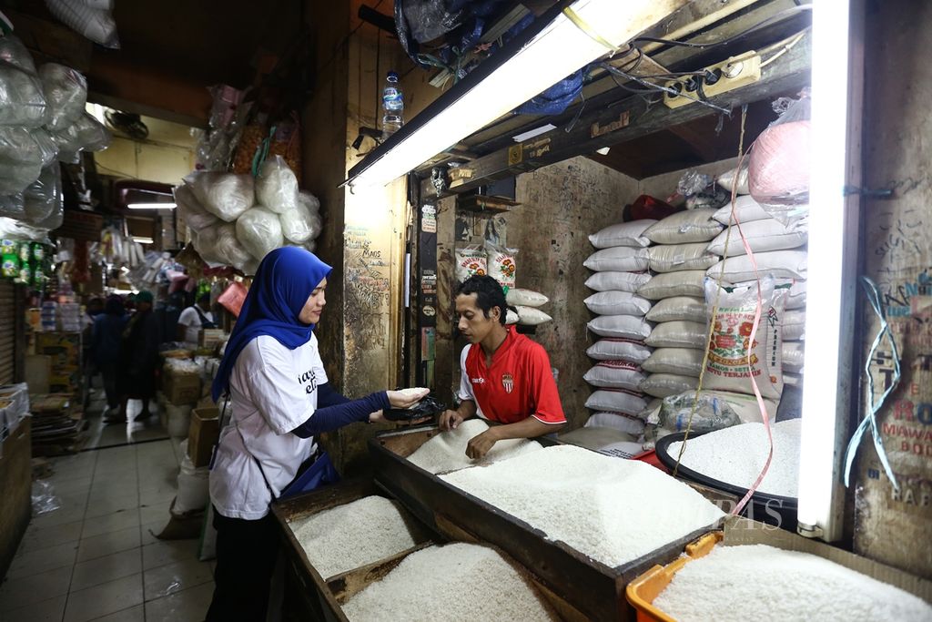 Petugas Bulog menawarkan beras medium ke pedagang-pedagang Pasar Kebayoran, Jakarta, pada operasi pasar dalam rangka menjaga ketersediaan pasokan dan stabilitas harga (KPSH) beras, minyak goreng, dan gula pasir, Rabu (25/9/2019). Beras medium plus berat 50 kilogram dijual ke pedagang seharga Rp 8.350 per kilogram.