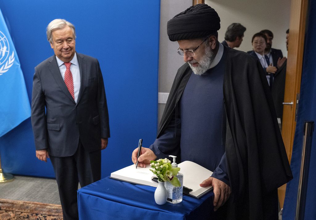 Presiden Iran Ebrahim Raisi (kanan) tengah mengisi buku tamu disaksikan Sekjen PBB Antonio Guterres di Markas PBB di New York, AS, 18 September 2023. 