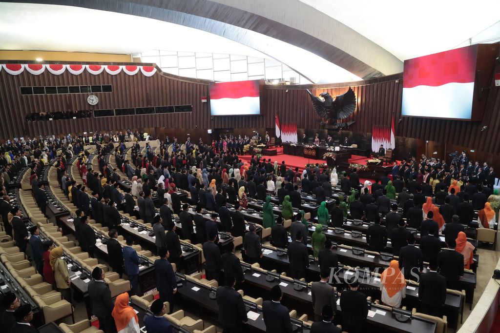 Anggota MPR, DPR, dan DPD menyanyikan lagu ”Indonesia Raya” saat Sidang Tahunan MPR  dan Sidang Bersama DPR dan DPD di Kompleks Parlemen, Senayan, Jakarta, Rabu (16/8/2023). 