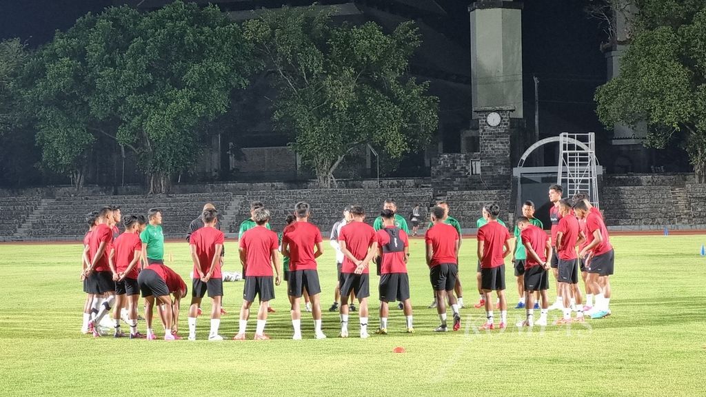Para pemain tim sepak bola U-23 Indonesia berkumpul membentuk lingkaran untuk mendengarkan arahan dari pelatih Shin Tae-yong pada sesi latihan di Stadion Sriwedari, Surakarta, Jawa Tengah, Senin (11/9/2023). Sebanyak 23 pemain siap tempur di laga pamungkas melawan Turkmenistan.