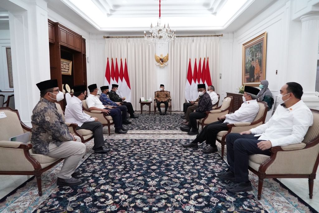 Wakil Presiden Ma’ruf Amin menerima audiensi jajaran pengurus Lembaga Perguruan Tinggi Nahdlatul Ulama (LPTNU) di kediaman resmi Wapres, di Jalan Diponegoro Nomor 2, Jakarta Pusat, Senin (13/2/2023).