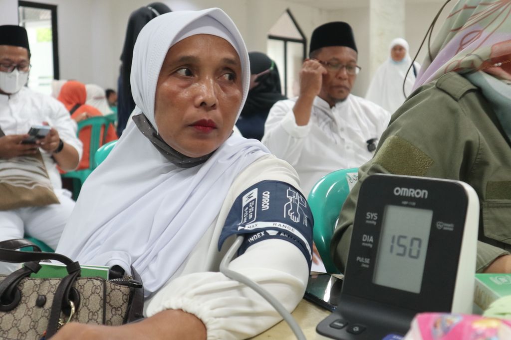 Calon jemaah haji menjalani pemeriksaan kesehatan di Gedung Islamic Center, Kabupaten Kuningan, Jawa Barat, Kamis (2/6/2022). Sebanyak 457 warga Kuningan akan berangkat untuk ibadah haji pada 9 Juni mendatang.