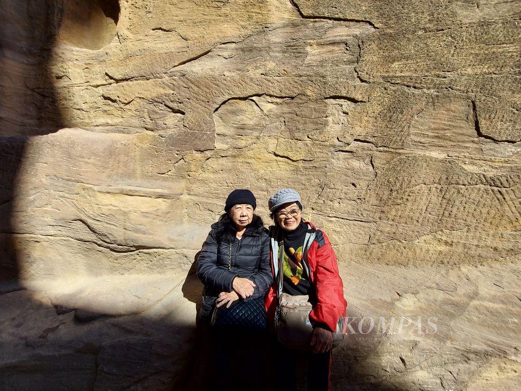 Lani (kiri) dan Nina, wisatawan Indonesia yang dijumpai di kawasan wisata Petra, Jordania, Jumat (8/3/2024). Mereka baru saja berwisata rohani ke Jerusalem.