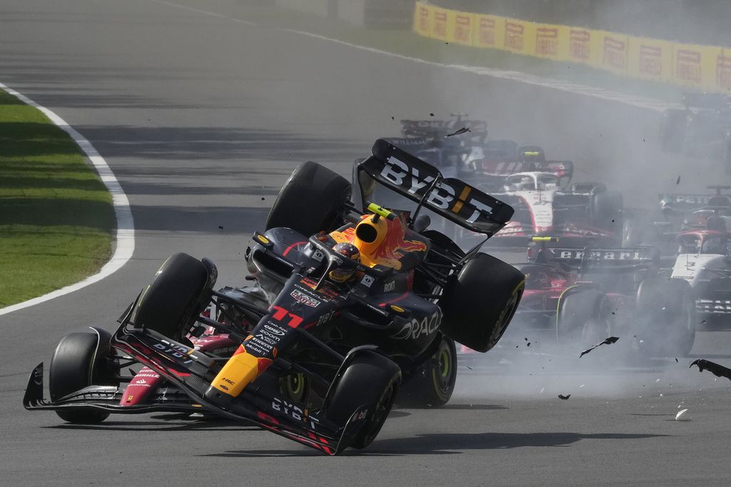 Pebalap Red Bull, Sergio Perez, bertabrakan dengan pebalap Ferrari, Charles Leclerc, di balap Formula 1 seri Meksiko, 29 Oktober 2023. Performa Perez yang tak konsisten membuat posisinya terancam.