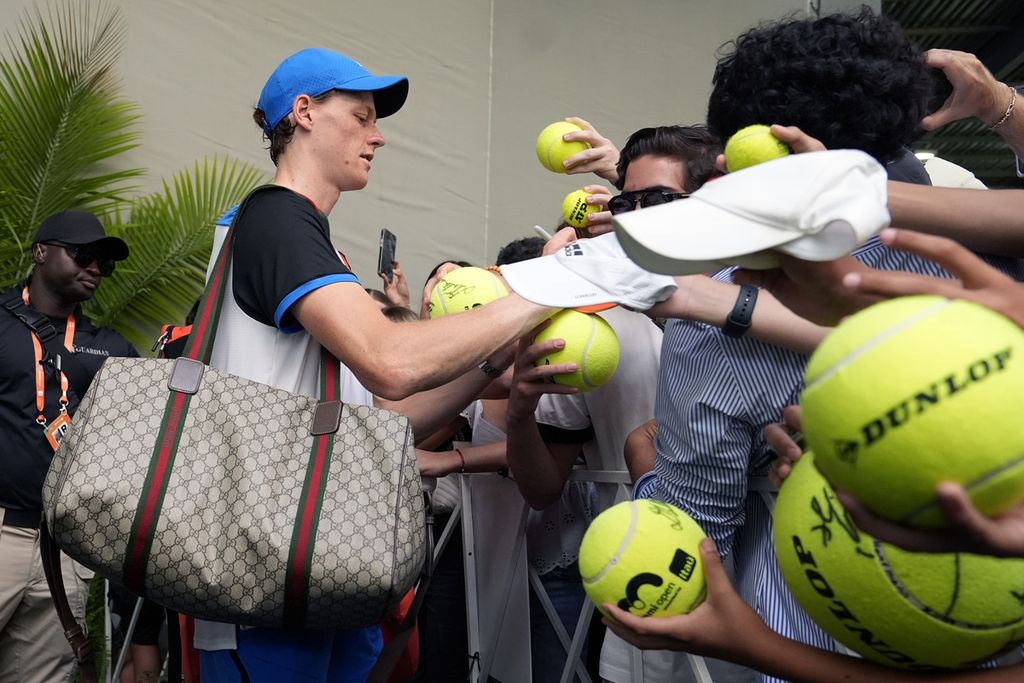 Jannik Sinner membubuhkan tanda tangan untuk para penggemar tenis saat turnamen ATP Masters 1000 Miami pada 27 Maret 2024. Sinner lolos ke semifinal seusai mengalahkan Tomas Machac.
