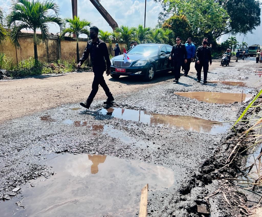 Presiden Joko Widodo meninjau ruas jalan daerah yang rusak di Provinsi Jambi, Selasa (16/5/2023).