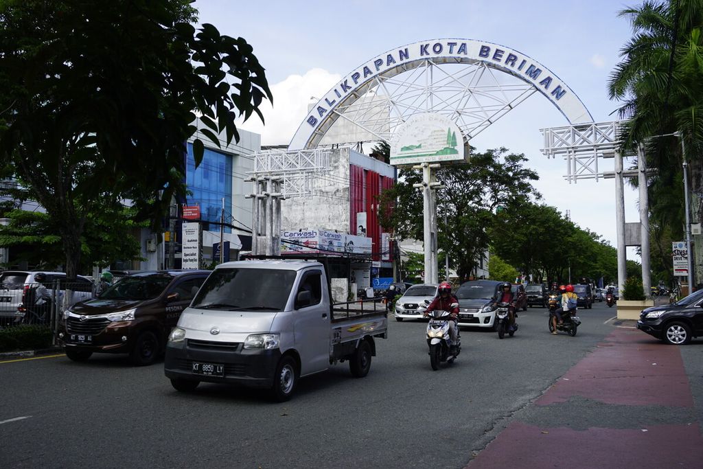 Kendaraan melintasi gapura Balikpapan Kota Beriman yang merupakan akronim dari bersih, indah, dan nyaman, di Jalan Jenderal Sudirman Balikpapan, Kalimantan Timur, Jumat (14/2/2020).