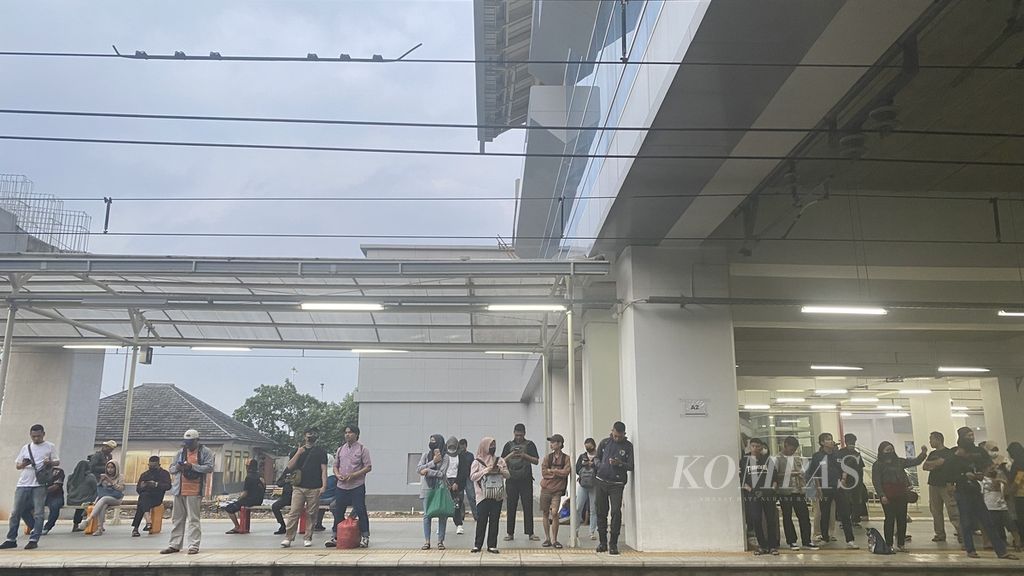 Warga menunggu kereta di Stasiun Manggarai, Kamis (14/3/2024) sore.