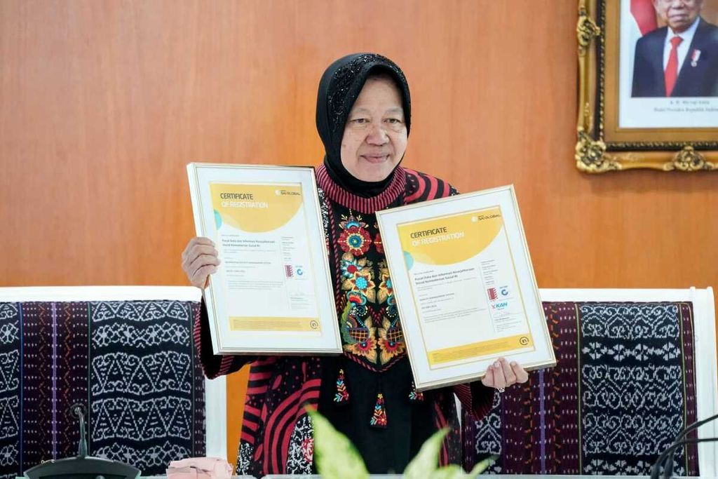 Menteri Sosial Tri Rismaharini menunjukkan dua sertifikat dari Organisasi Standardisasi Internasional (ISO) di Jakarta, Selasa (13/6/2023). Kementerian Sosial melalui Pusat Data dan Informasi menerima dua sertifikat ISO, yakni ISO 27001:2022 tentang Sistem Manajemen Keamanan Data dan ISO 9001:2015 tentang Sistem Manajemen Mutu. 