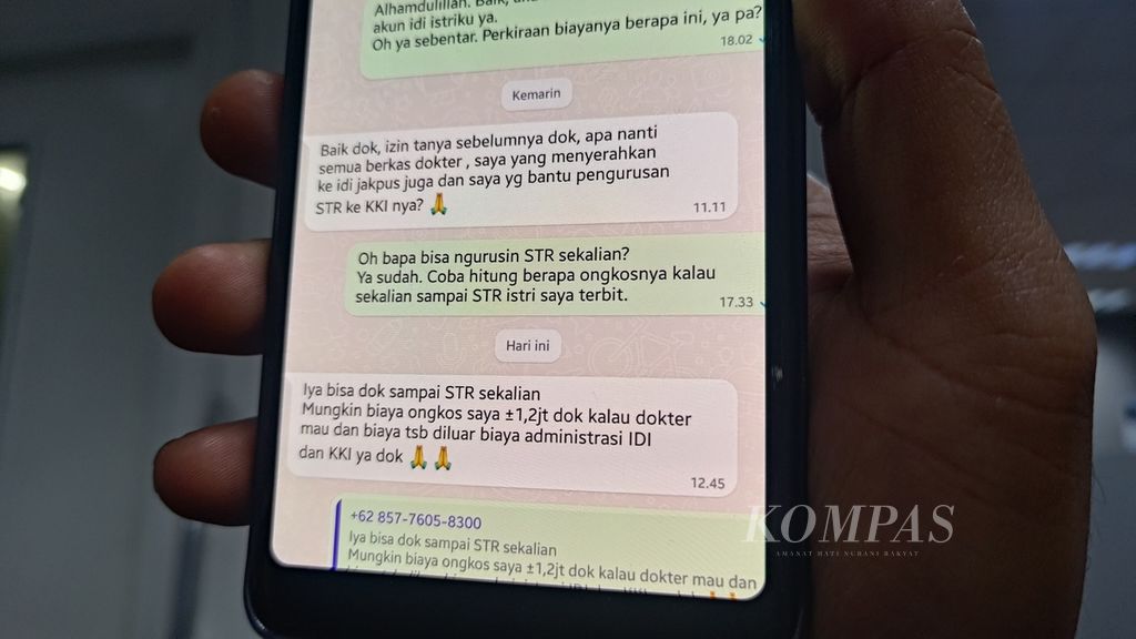 Potongan percakapan <i>Kompas </i>dengan seorang calo pengurusan surat tanda registrasi (STR) berinisial AD di Tangerang, Banten, selama kurun 6 Juni-26 Juni 2023. Calo itu meminta ongkos Rp 1,2 juta sebagai biaya pengurusan.